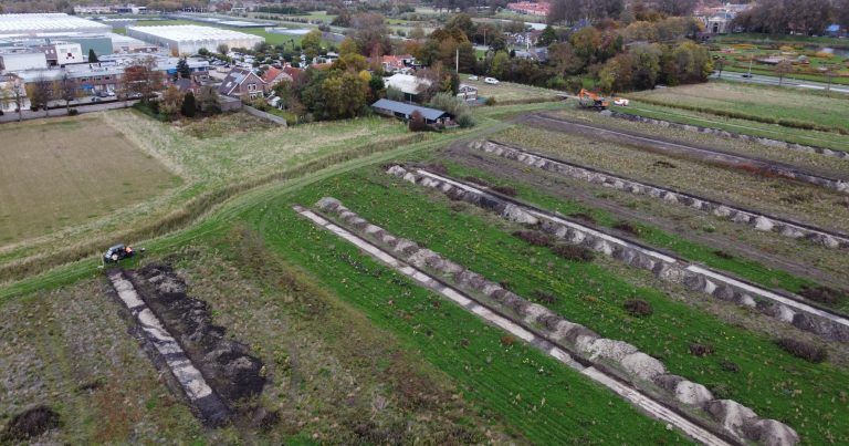 Archeologen van Archol graven proefsleuven in het toekomstige woongebied Nijevoert tussen Enkhuizen en Stede Broec als voorbereiding op de bouw van 950 woningen.