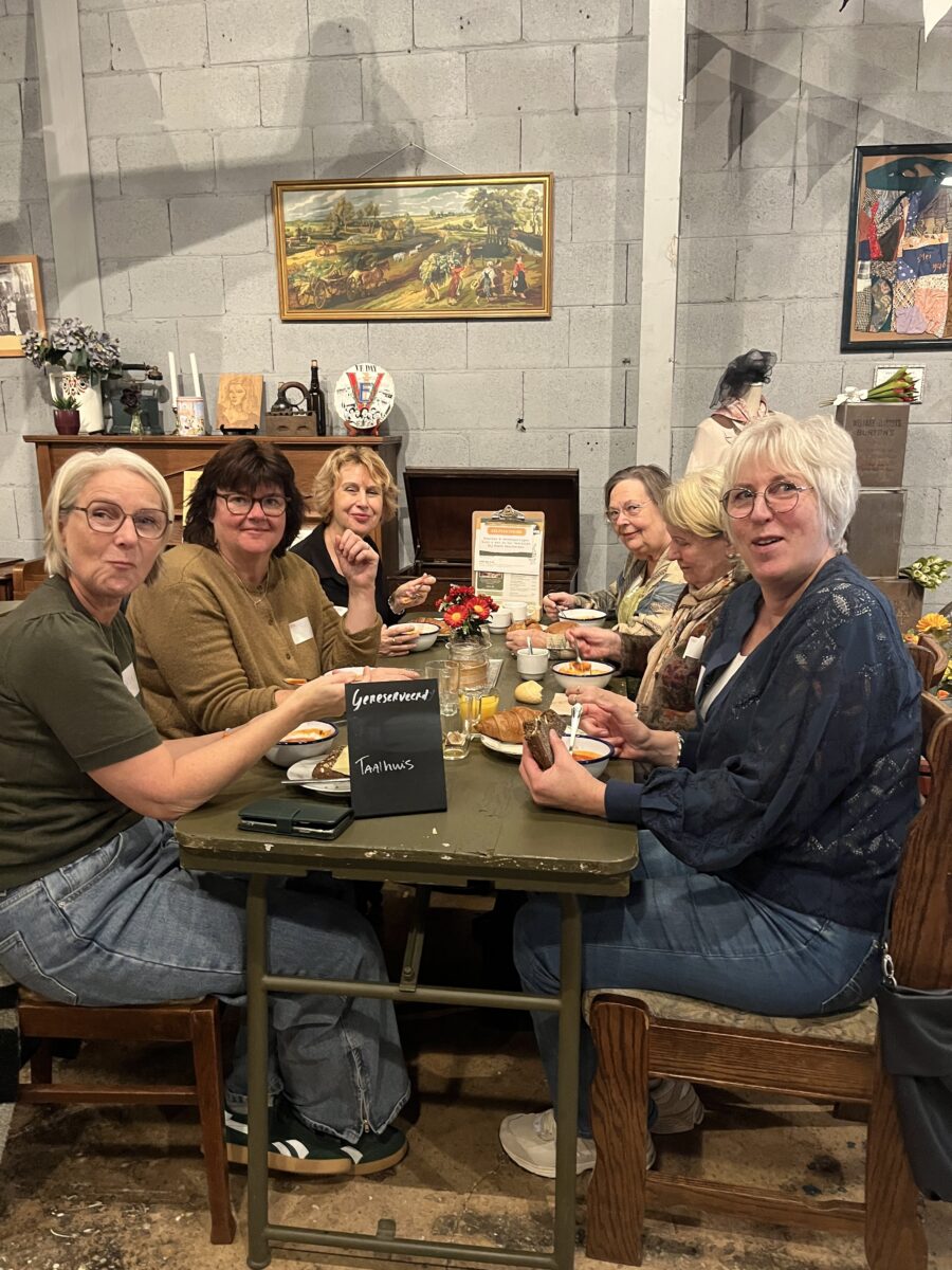 Taalvrijwilligers van Taalhuis Westfriesland tijdens bijeenkomst in het Oorlogsmuseum Medemblik – foto Vrijwilligerspunt Westfriesland