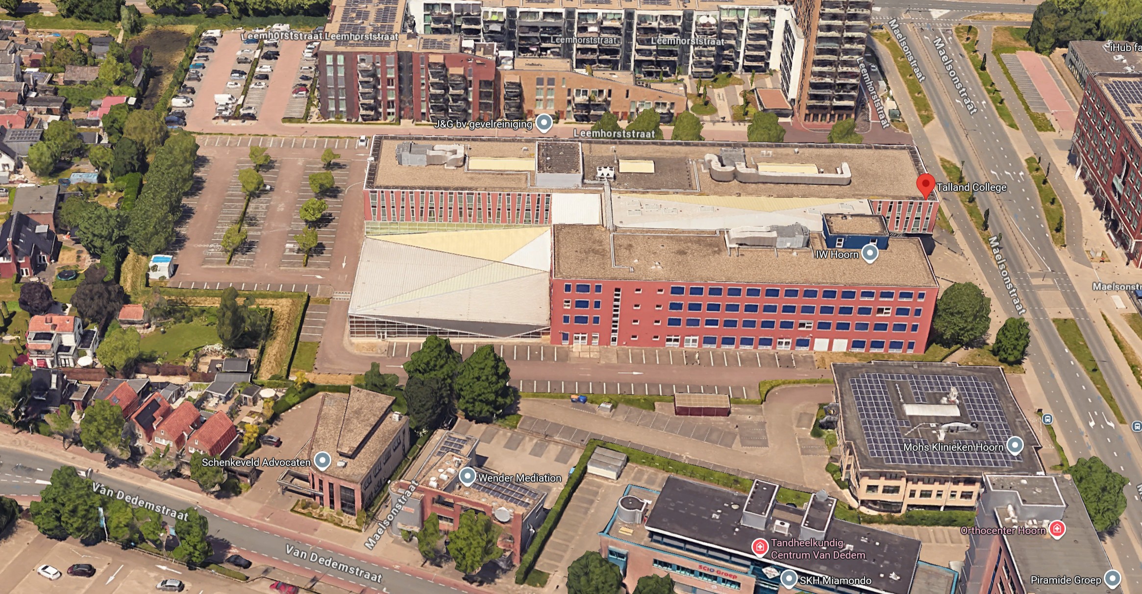 Parkeerterrein Talland College aan de Maelsonstraat in Hoorn dat op zaterdag gesloten is.