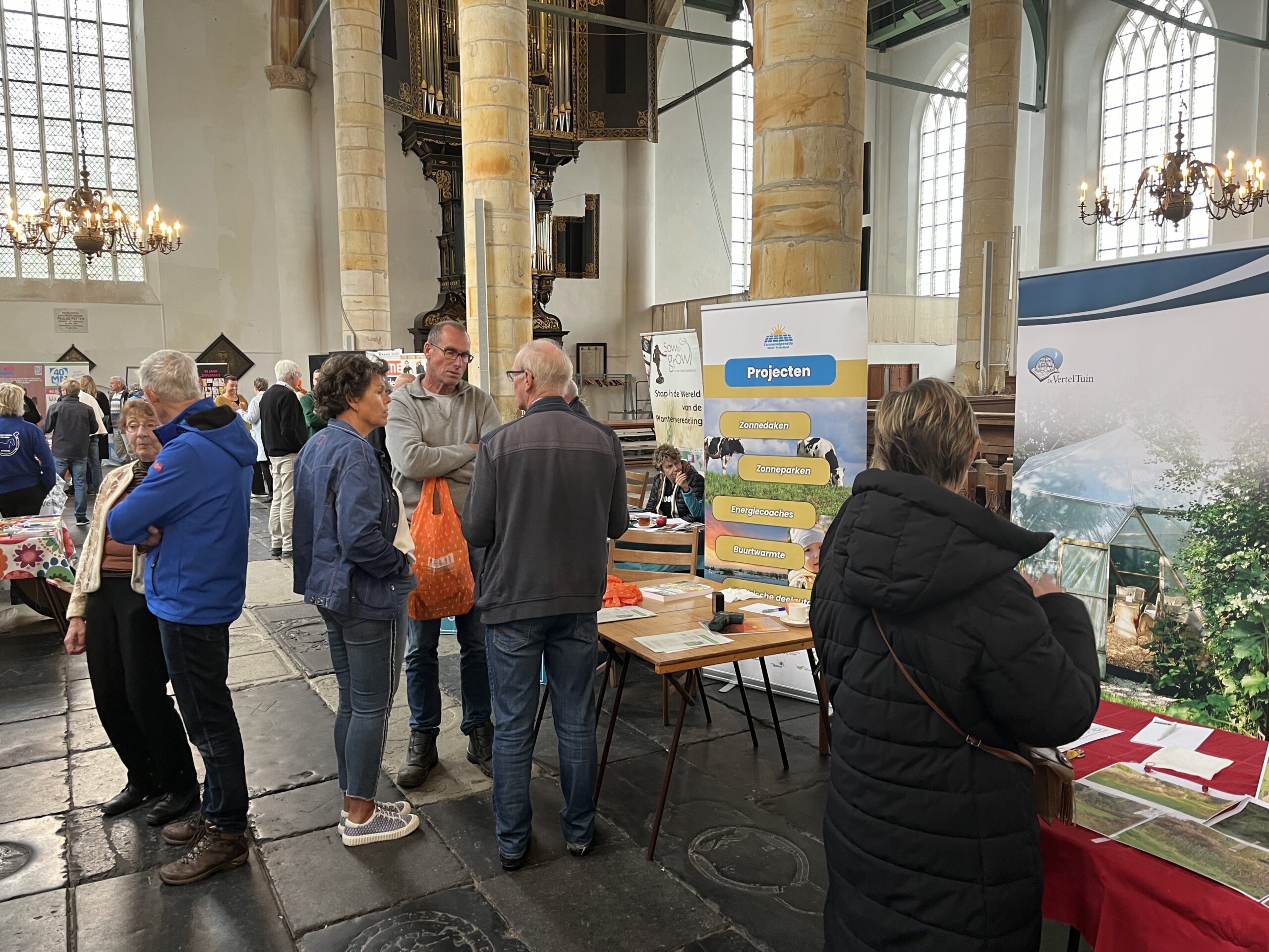 Bezoekers lopen langs kramen tijdens de Vrijwilligersmarkt SED in Bovenkarspel waar ruim 30 organisaties vrijwilligerswerk presenteren
