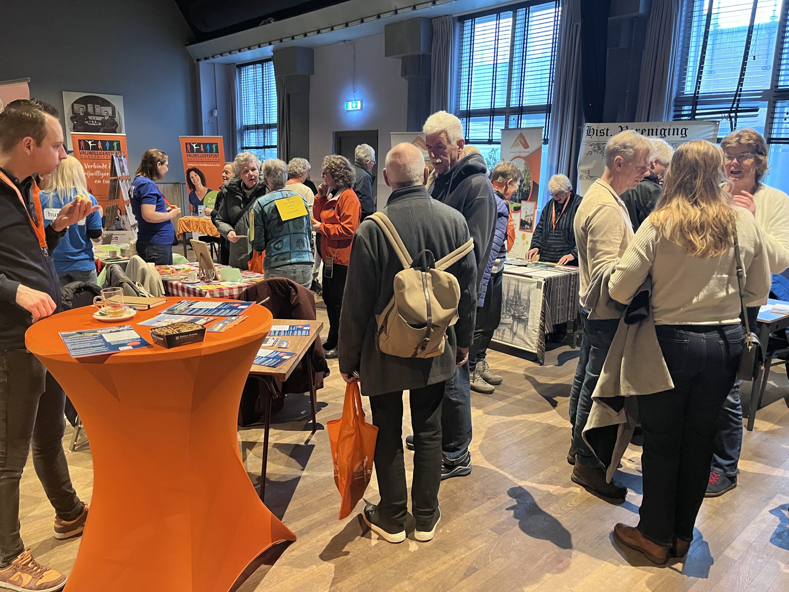 Bezoekers en organisaties in gesprek op de Vrijwilligersmarkt SED in Bovenkarspel.