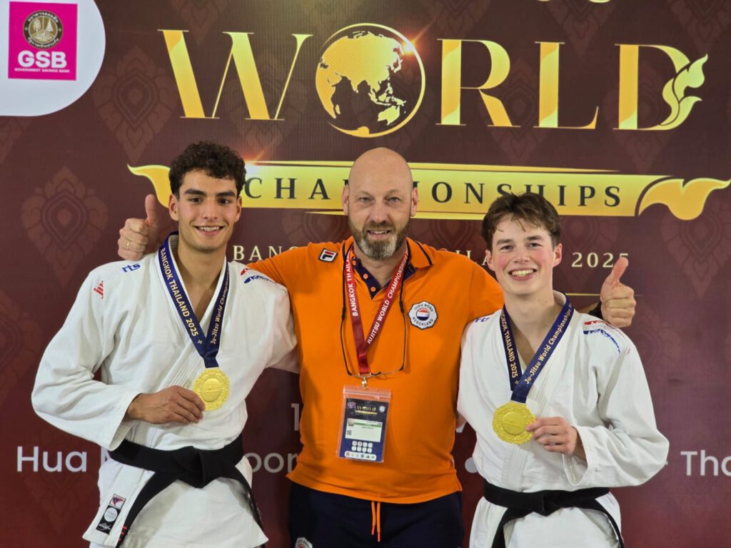 Jochem Bos en Luca Ruijs vieren hun gouden medaille op het WK Jiu Jitsu in Bangkok in de Duo Klasse onder 21 jaar.
