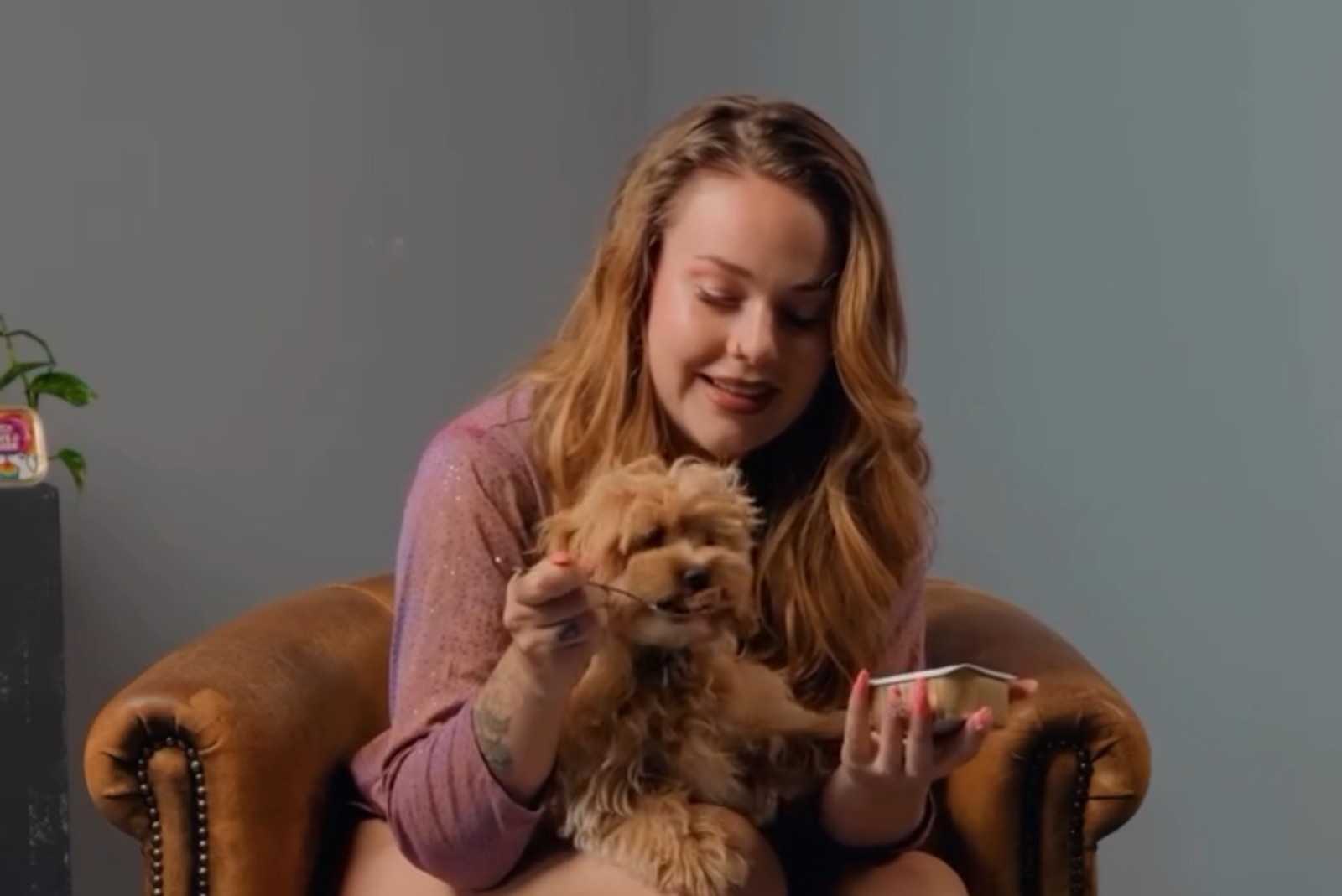 Auteur Tessel ten Zweege tijdens haar boekpresentatie over vrouwengeweld in ’t Kerkhuys Spanbroek tijdens Orange the World