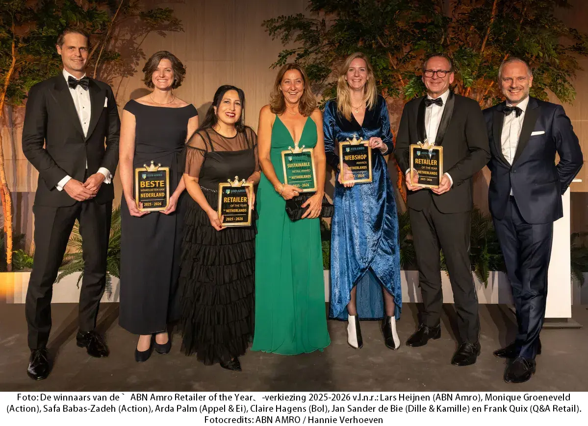 Het team van Action viert de winst van de titels ‘Retailer of the Year the Netherlands’ en ‘Beste Winkelketen van Nederland’ tijdens het ABN AMRO Retail Gala 2025.