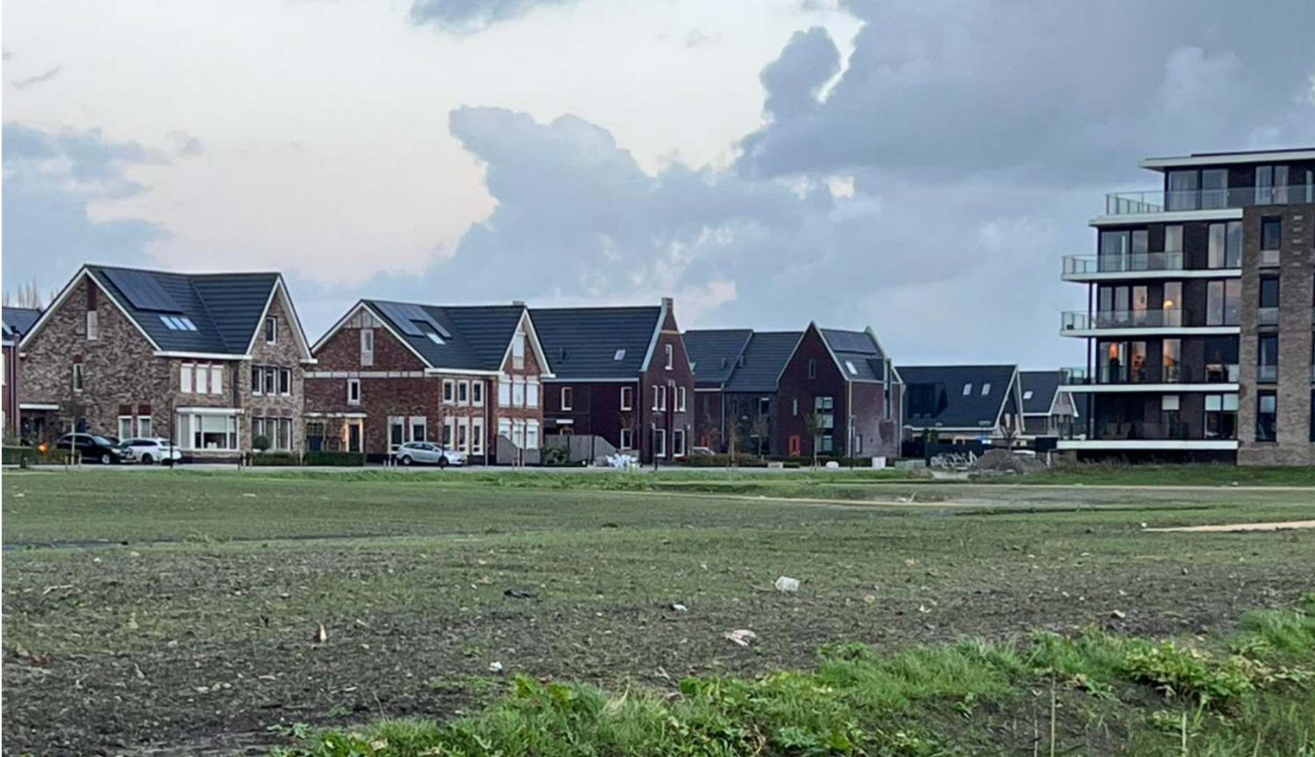 Puinresten zichtbaar op ingezaaid terrein Kloosterpark Blokker