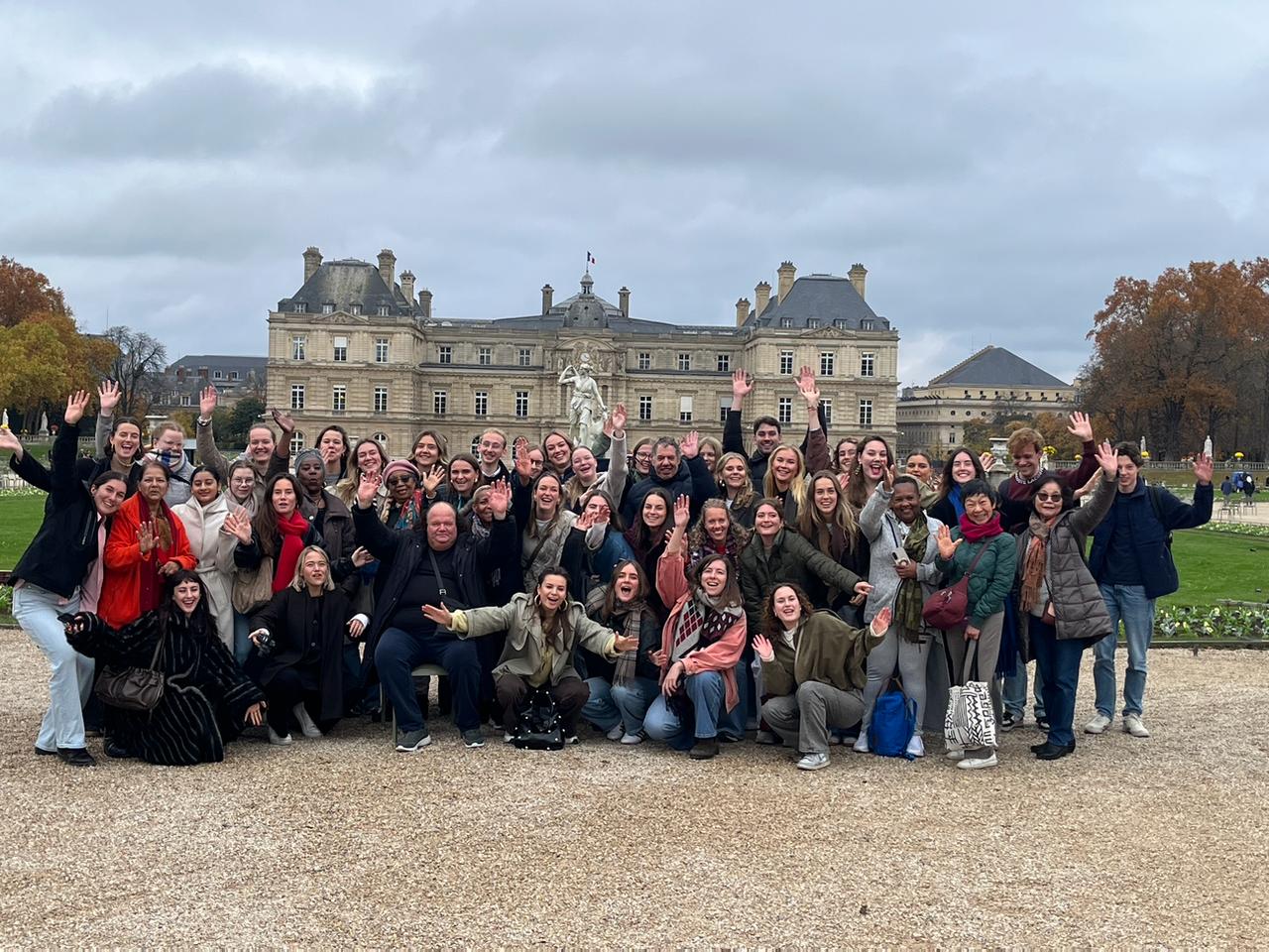 Senioren en jongeren wandelen samen over de kerstmarkt in Brugge