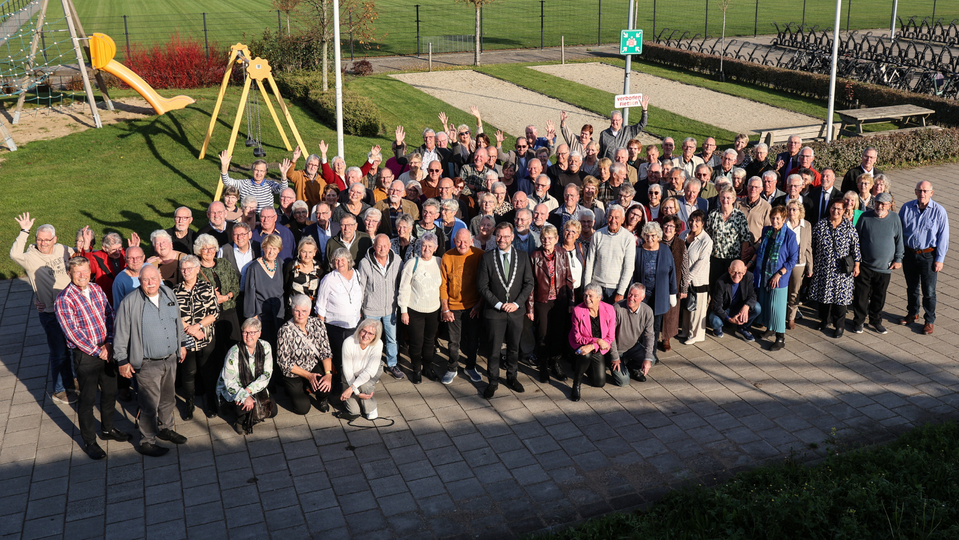 Burgemeester Michiel Pijl opende de middag met een warm welkomstwoord. Vervolgens werd er een quiz gespeeld met allerlei vragen over 1975