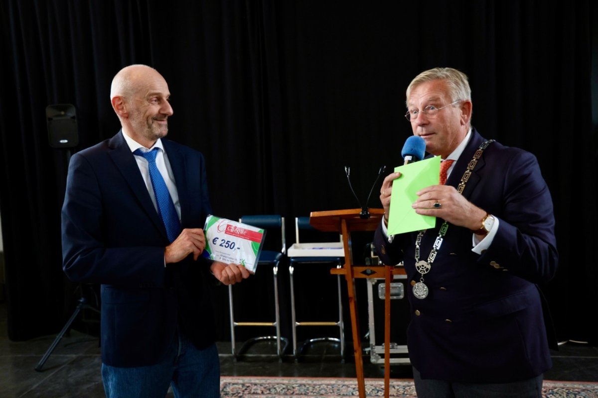 Feestelijke bijeenkomst in de Berkhouter Kerk tijdens jubileums en onderscheiding.