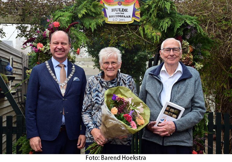 Burgemeester Diepstraten feliciteert echtpaar uit Hoogkarspel met hun diamanten huwelijk.
