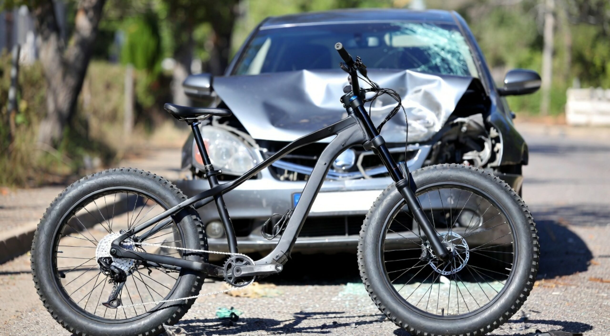 Vader en zoon naast opgevoerde fatbike na botsing met scooter in woonstraat