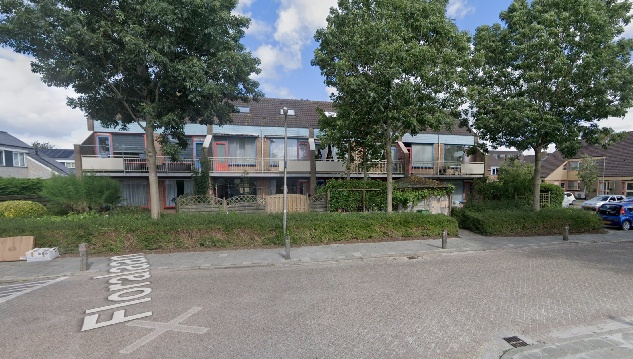 Straatbeeld Floralaan in Wervershoof waar 44 woningen gerenoveerd worden