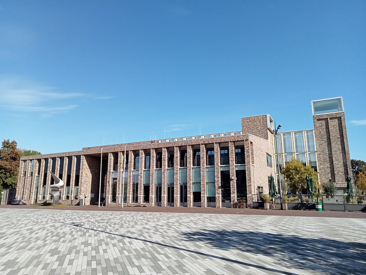 Gemeentehuis Drechterland bij vaststelling begroting 2026