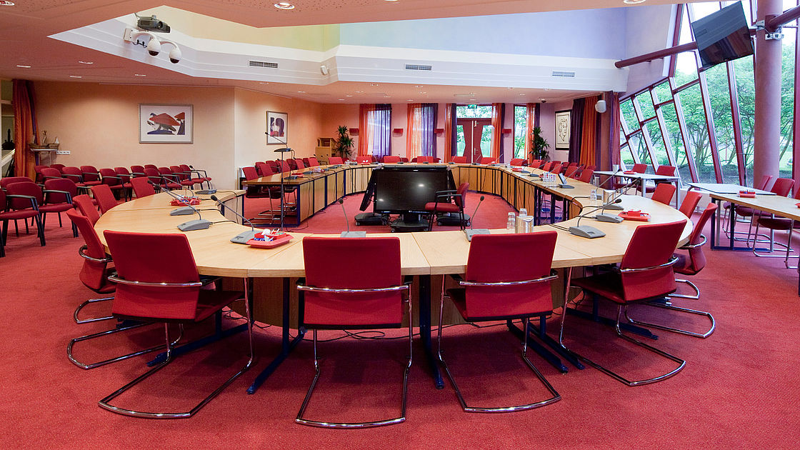 Wethouder Harry Nederpelt tijdens de raadsvergadering over de begroting 2026 van de gemeente Medemblik.