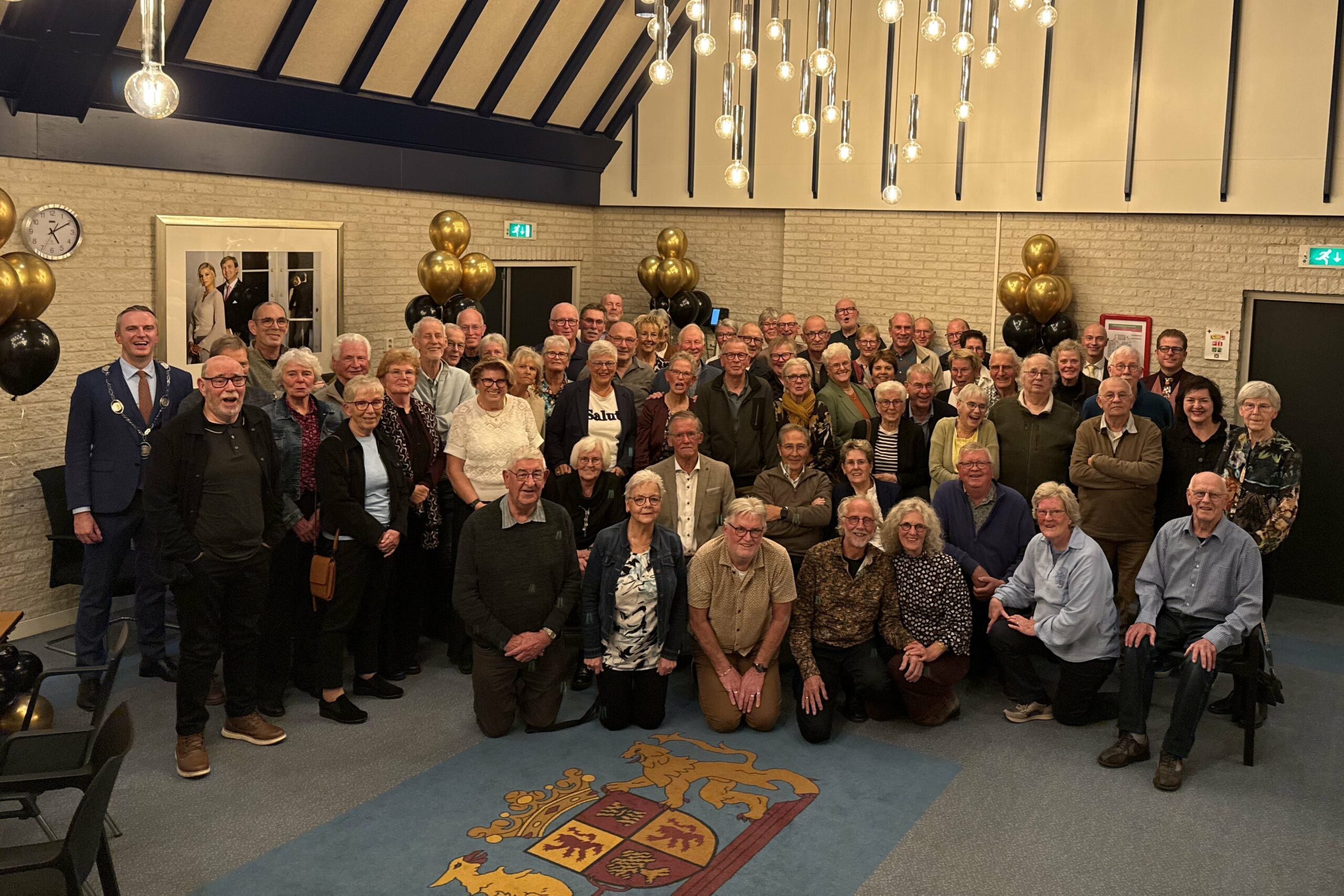 Gouden paren vieren hun 50-jarig huwelijksjubileum in het gemeentehuis van Opmeer tijdens een feestelijke bijeenkomst met het gemeentebestuur.