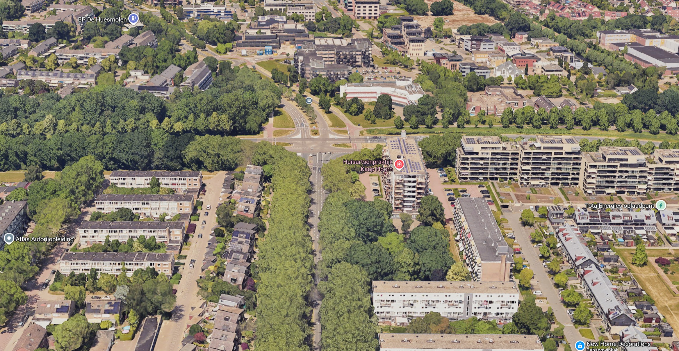 Fietsers steken de Provincialeweg in Hoorn over bij de Liornestraat, waar een mogelijke bovengrondse verbinding wordt onderzocht.