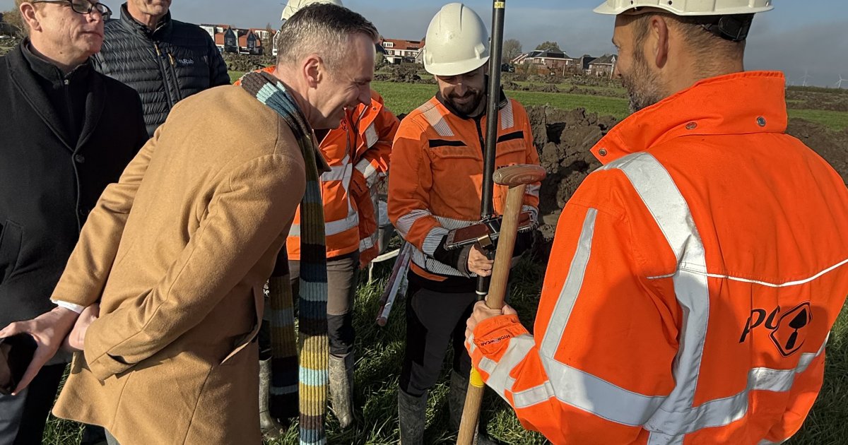 Archeologen onderzoeken proefsleuven in Hoogwoud-Oost en ontdekken sporen uit de bronstijd en middeleeuwen