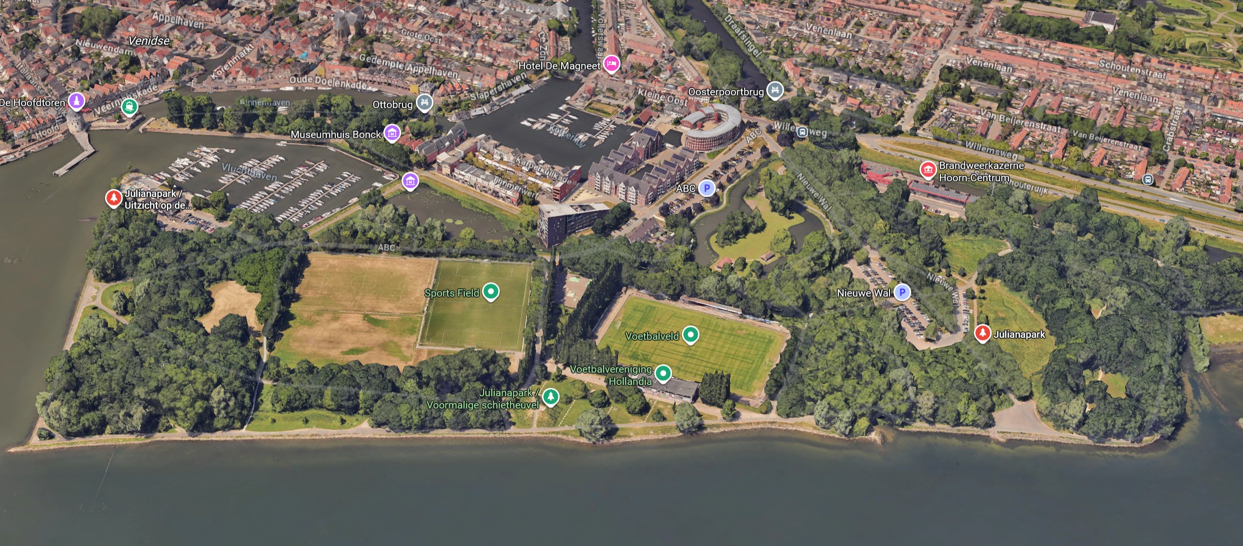 Strand en groen van het Julianapark in Hoorn waar extra onderhoud wordt ingepland.