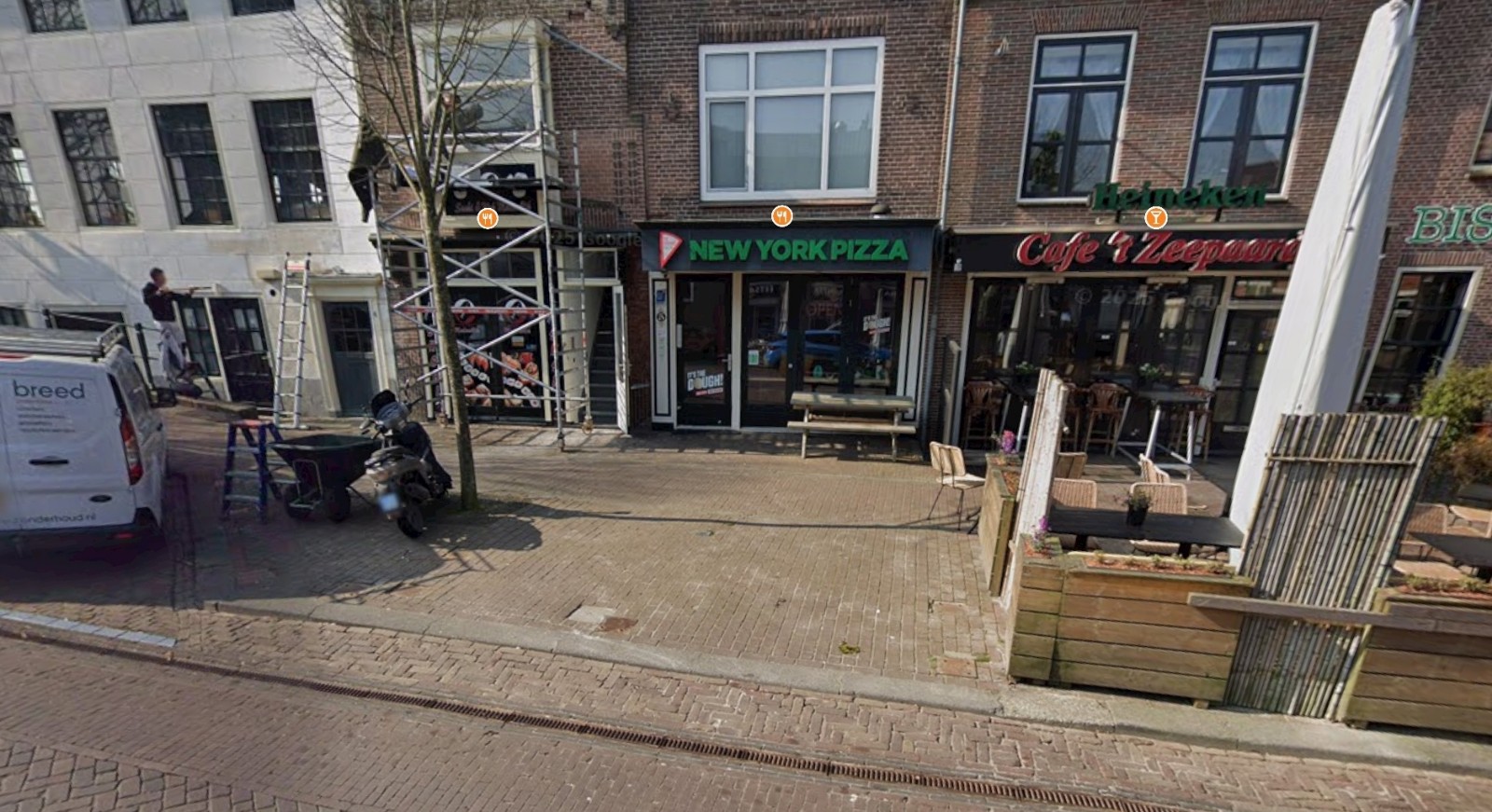 Scooters en fietsen in het voetgangersgebied rond de pizzeria aan de Kaasmarkt 5 in Medemblik waar volgens bewoners verkeersonveiligheid ontstaat.
