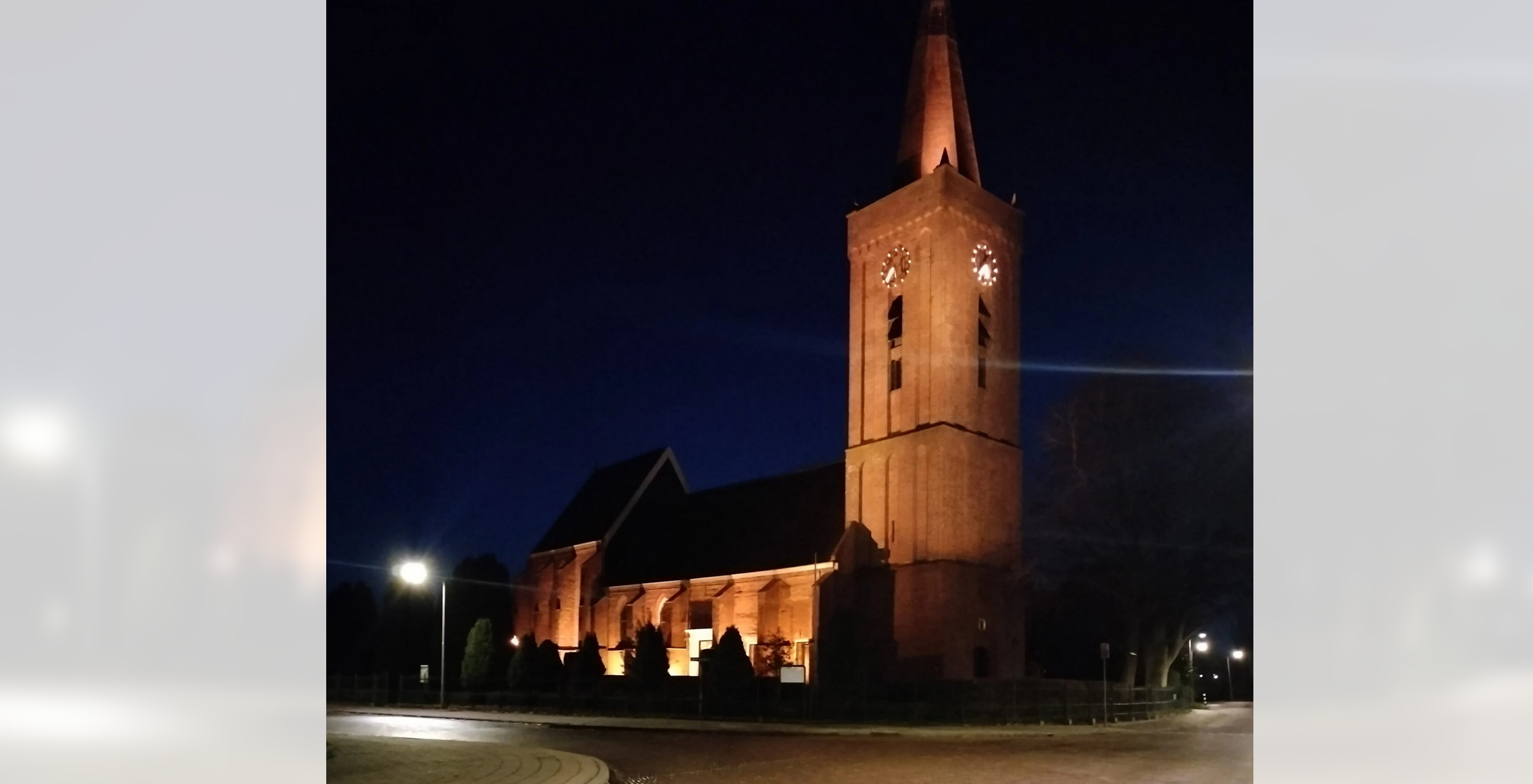 Protestantse kerk in Wognum die oranje is uitgelicht voor Orange the World tegen geweld tegen vrouwen