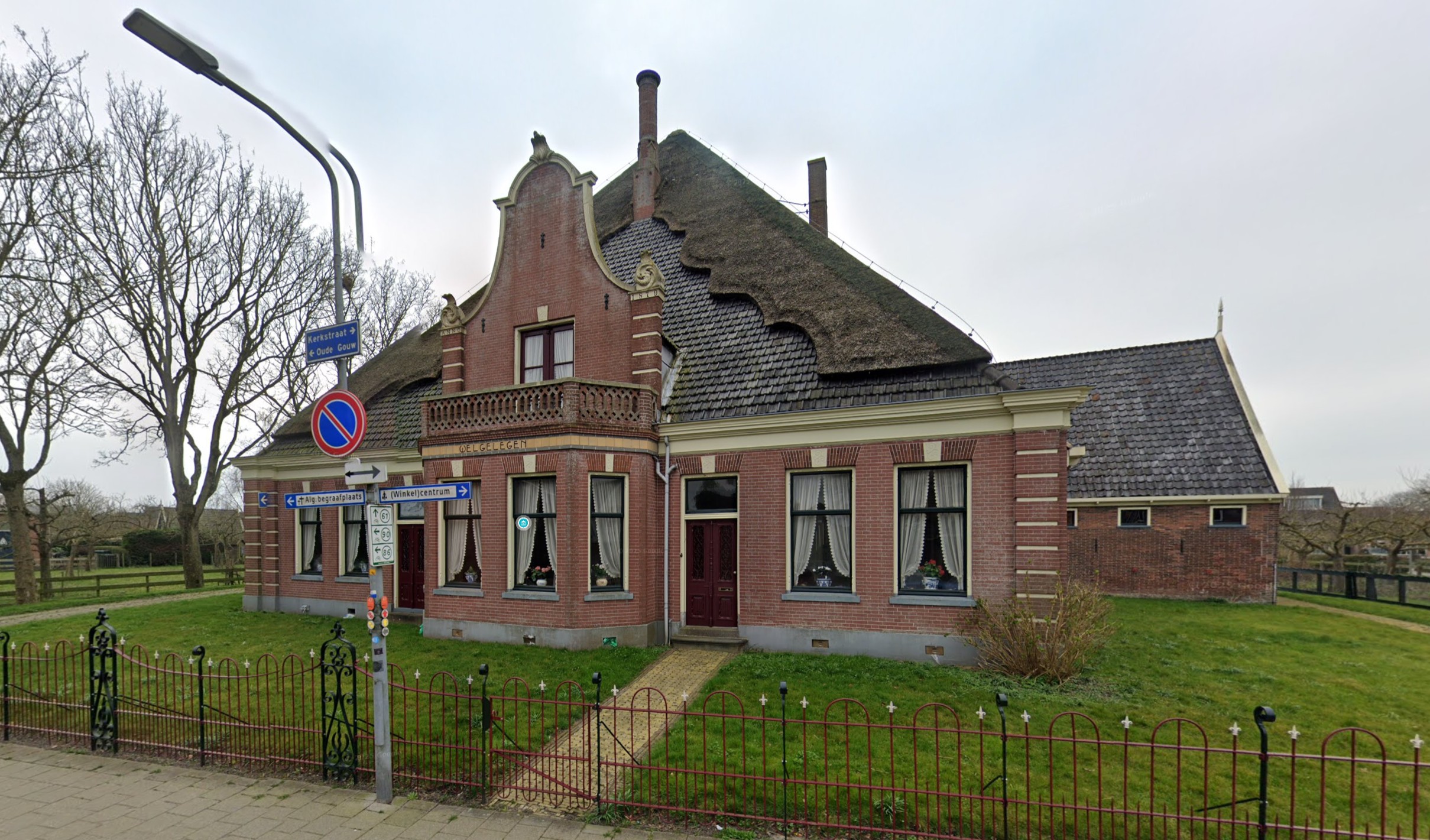 Rijksmonumentale boerderij aan de Kerkstraat 1 in Wognum die wordt omgevormd tot woon- en museumfunctie.