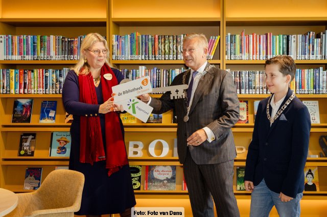 Burgemeester Pieter van Maaren overhandigt symbolisch de sleutel aan Chantal Trigallez tijdens de opening van de nieuwe bibliotheek in De Goorn.