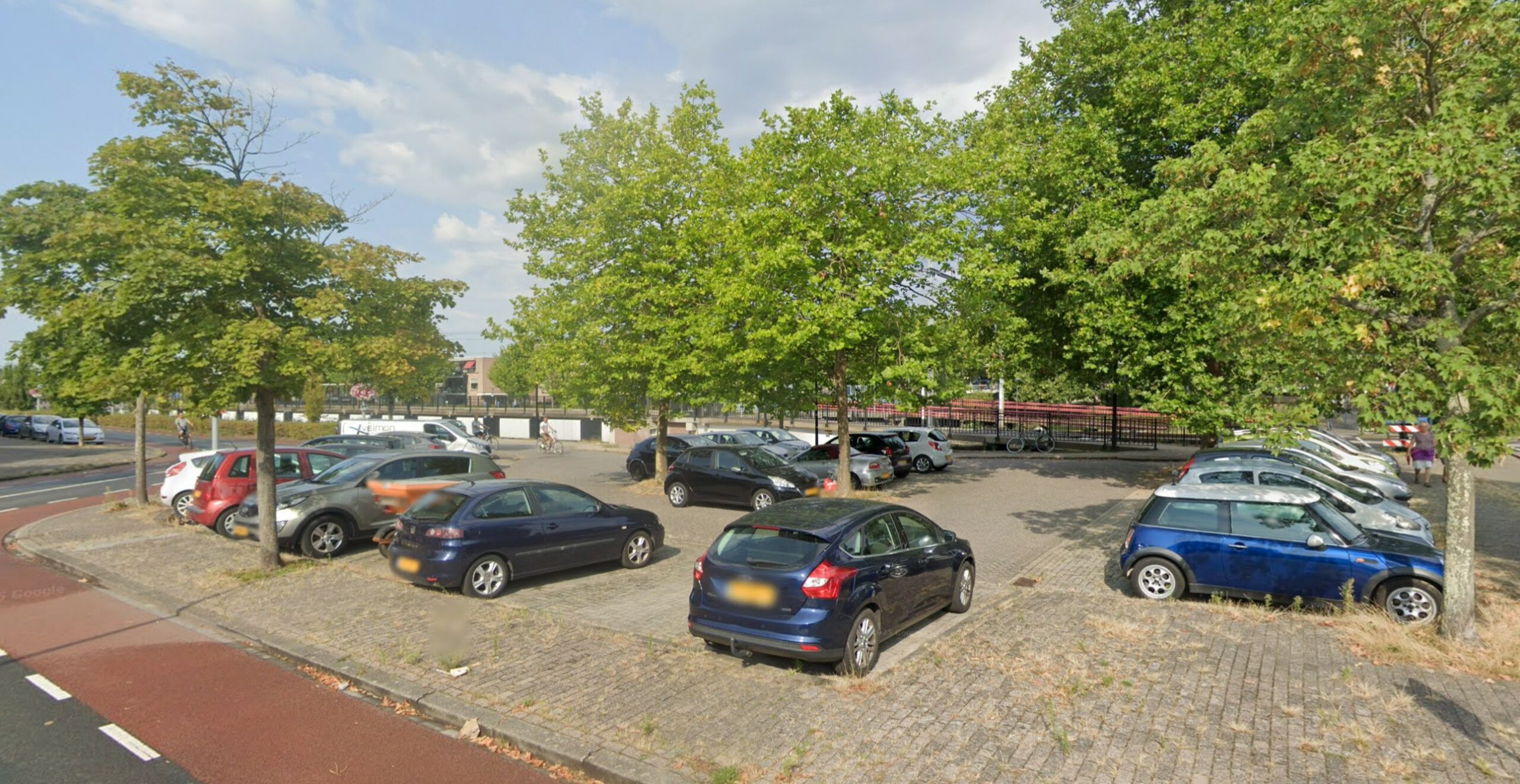 Werkbus geparkeerd in woonwijk Hoorn