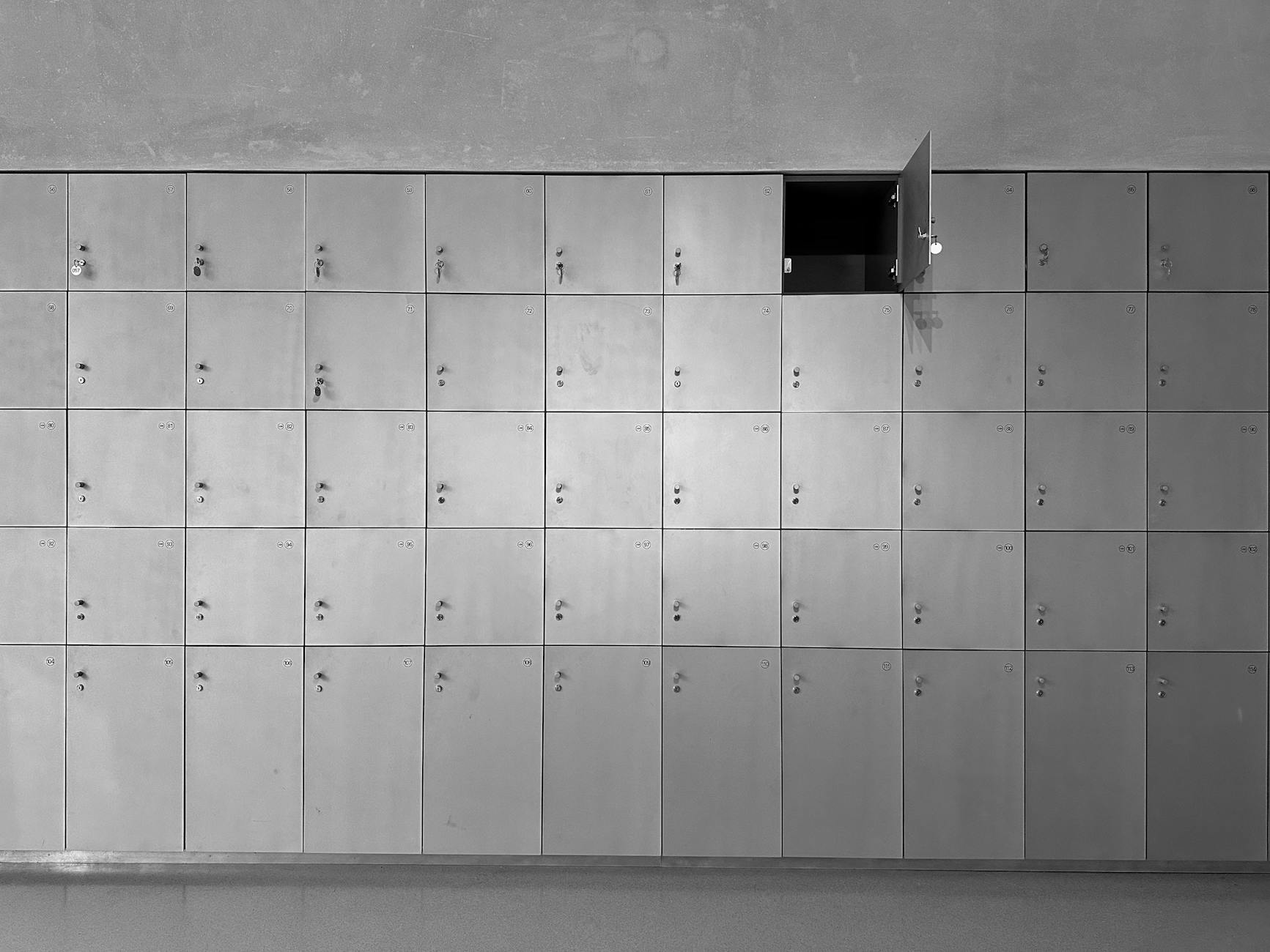 Politie en drugshond tijdens kluisjescontrole op middelbare school