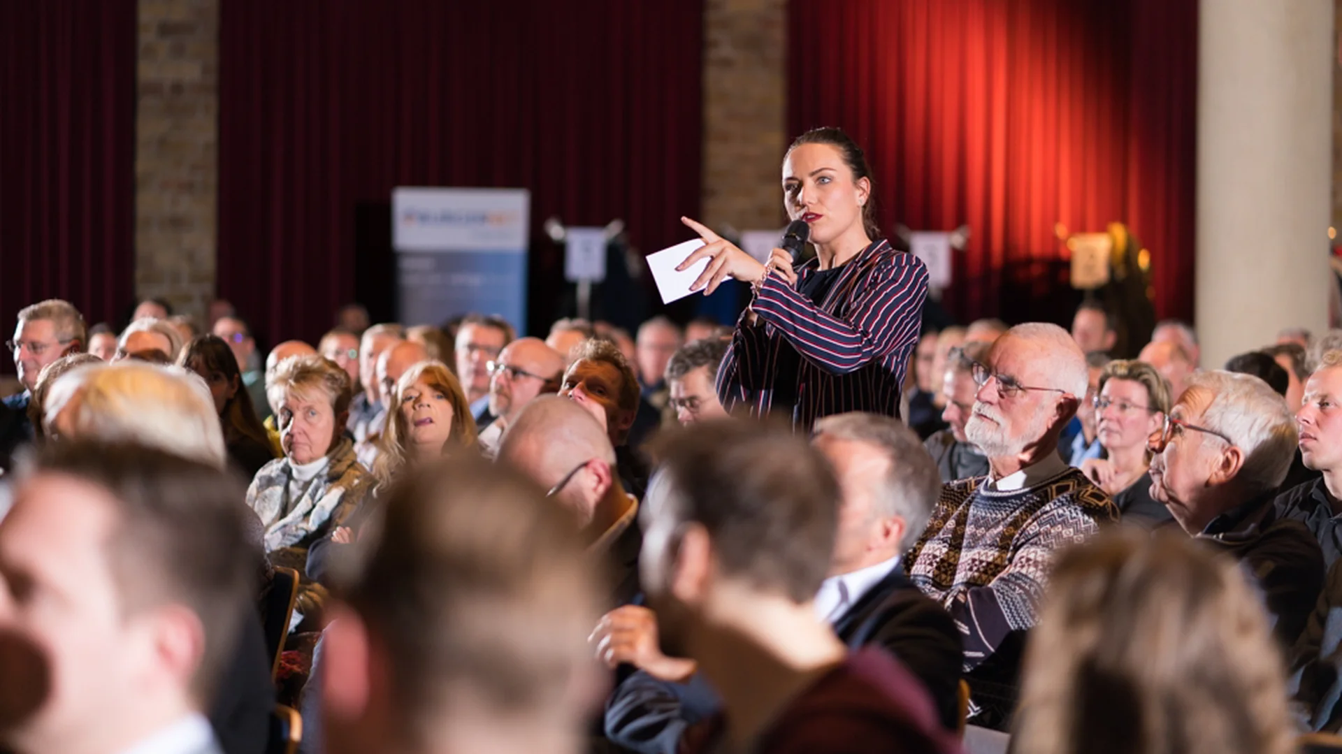 Sprekers en bezoekers tijdens congres Veilig Ondernemen 2025 in Bovenkarspel.