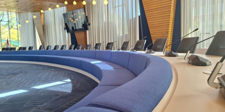 Afbeelding van de gemeenteraad van Hoorn tijdens de vergadering waarin de Begroting 2026 unaniem wordt aangenomen.