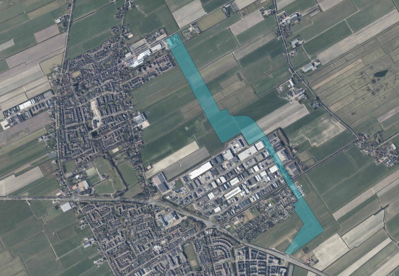 luchtfoto Hoogwoud met toekomstige randweg voor woningbouw Hoogwoud-Oost.