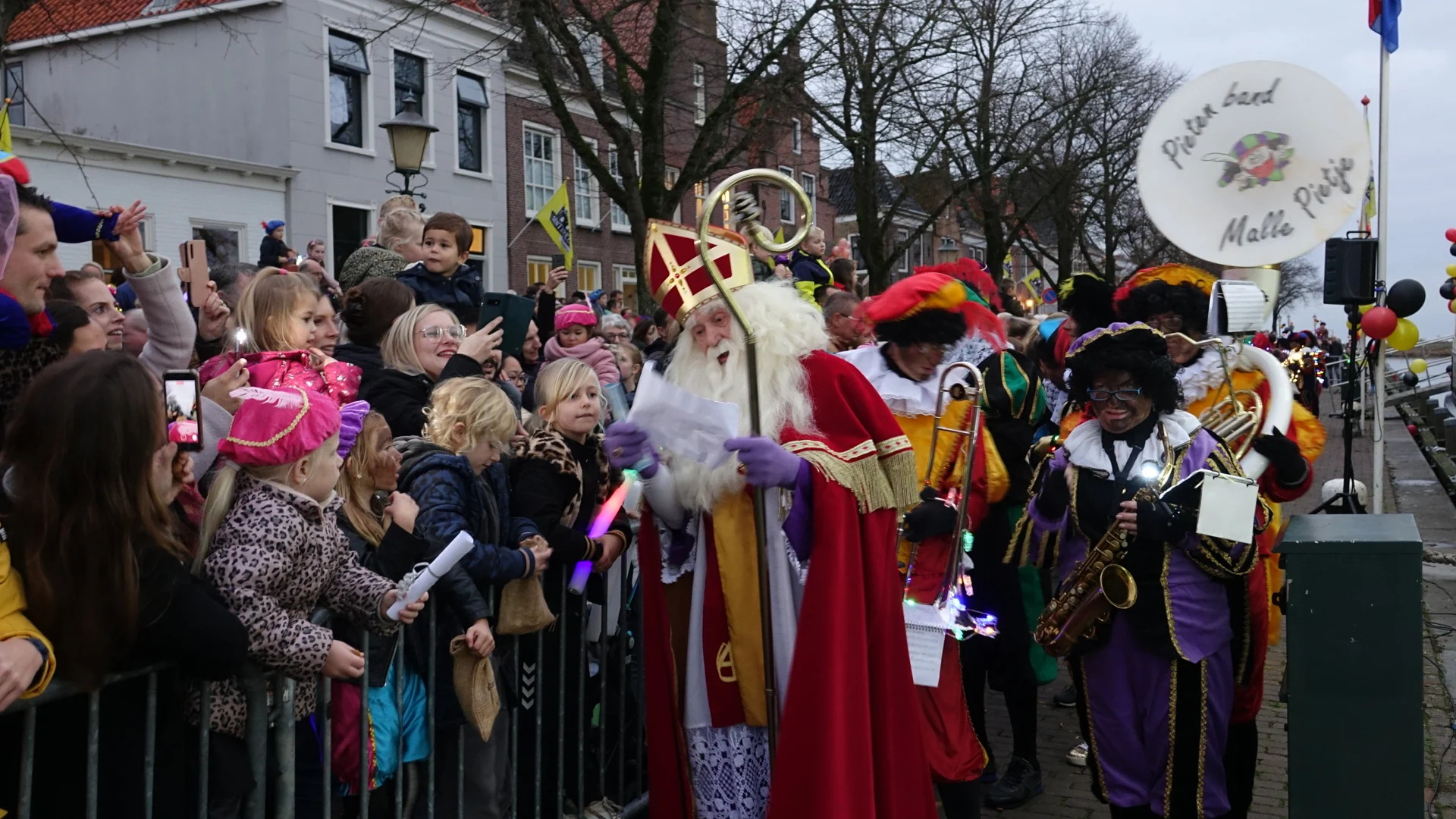 Sinterklaas arriveert met de stoomboot in de Oosterhaven van Medemblik tijdens de lichtjesintocht 2025