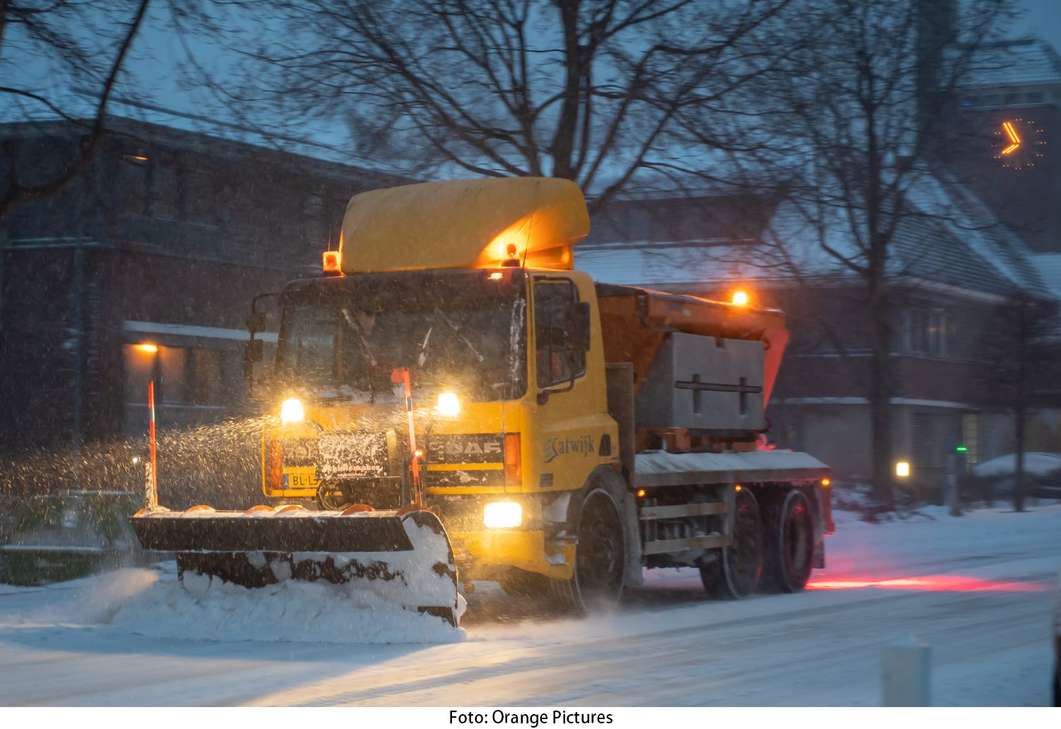 Strooiwagen op provinciale weg tijdens eerste winterkou in Noord-Holland