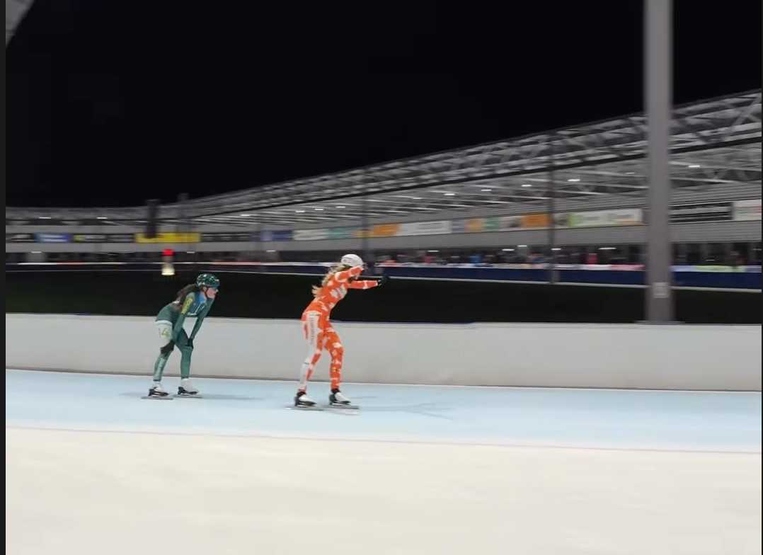 Schaatssters sprinten naar de finish tijdens de Vier van Noord-Holland