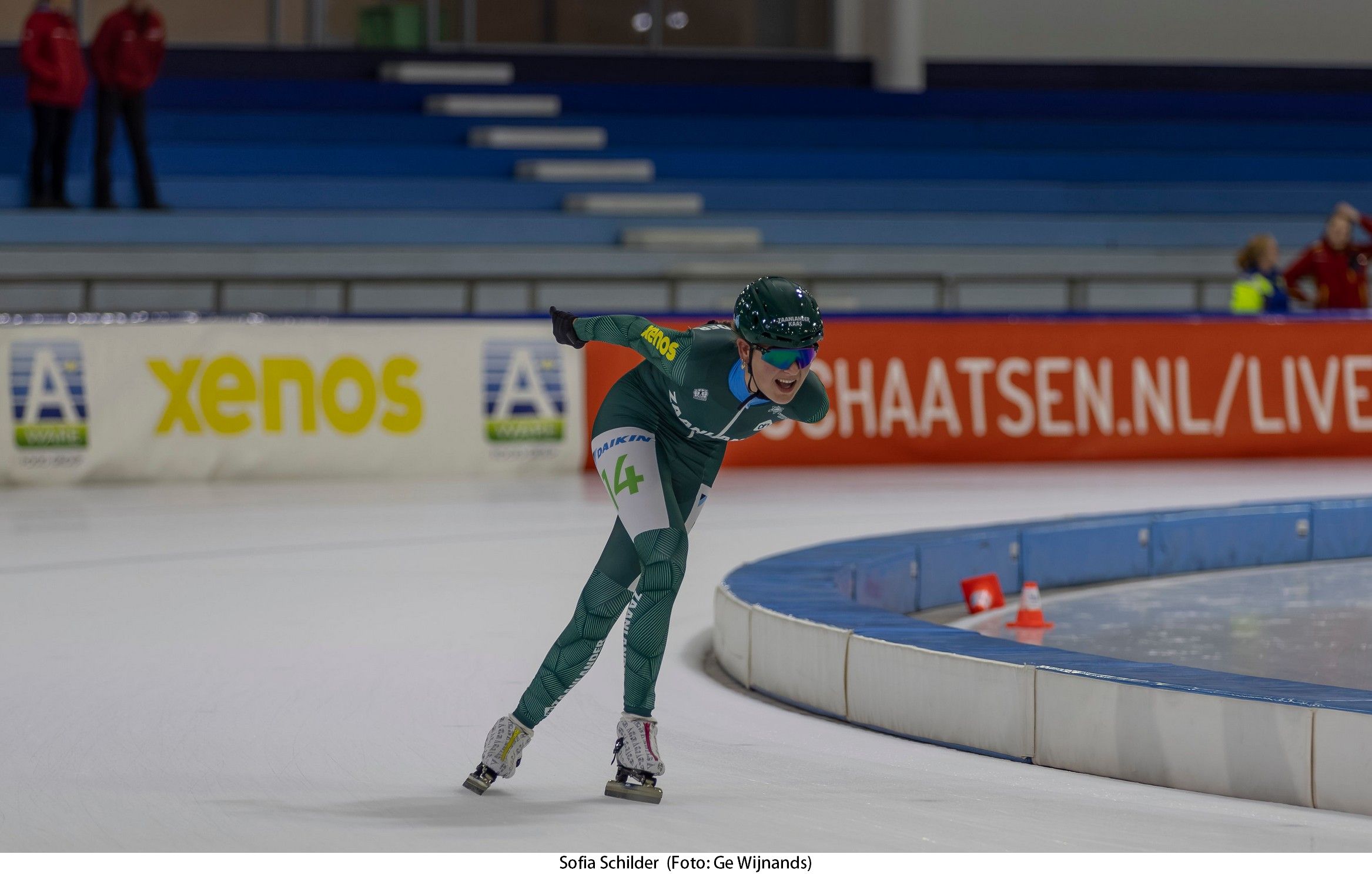 Schaatsers tijdens marathonschaatswedstrijd op Noord-Hollandse ijsbaan