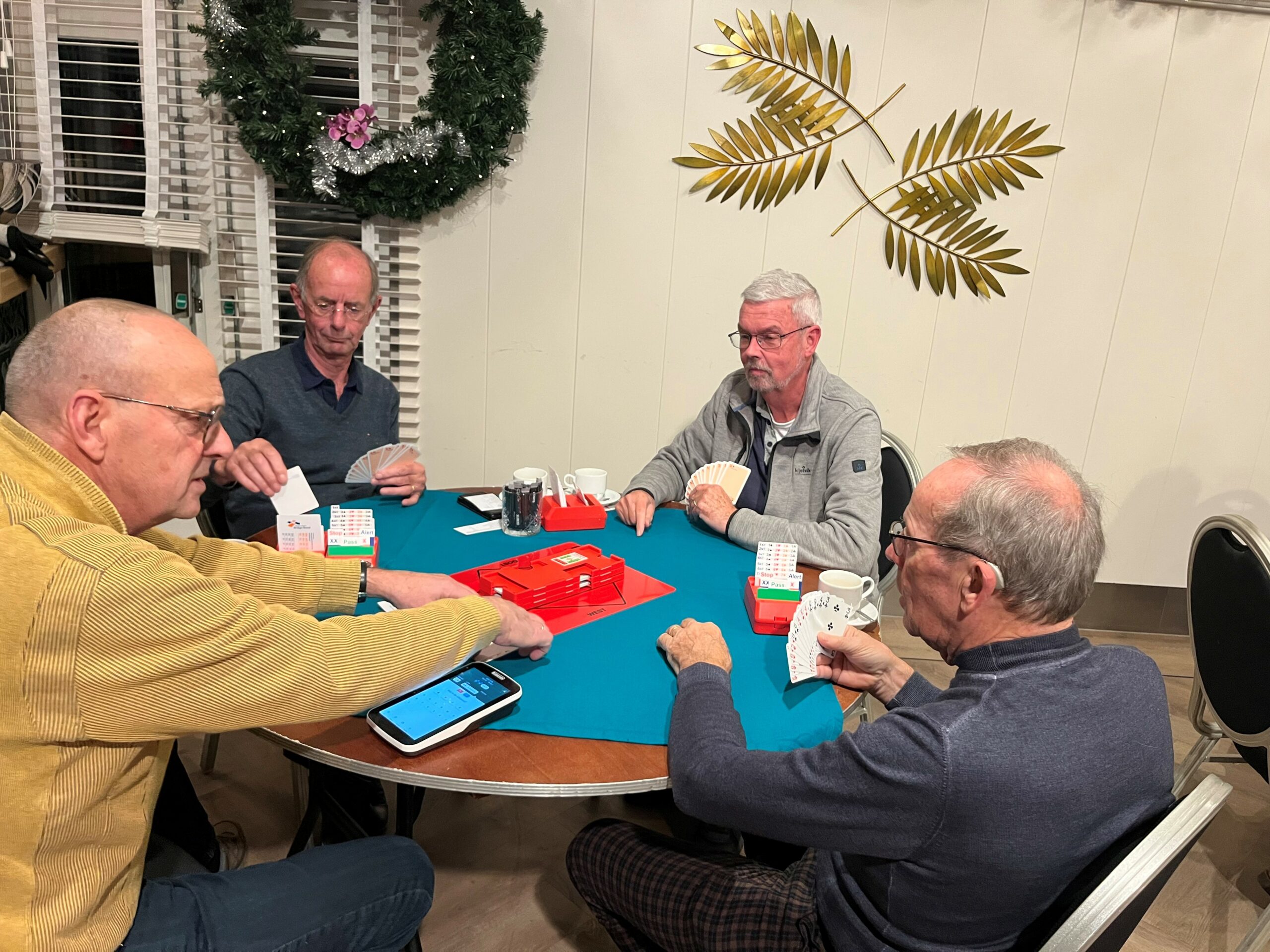 Leden van Bridgeclub Never Down tijdens een clubavond in Hoogkarspel