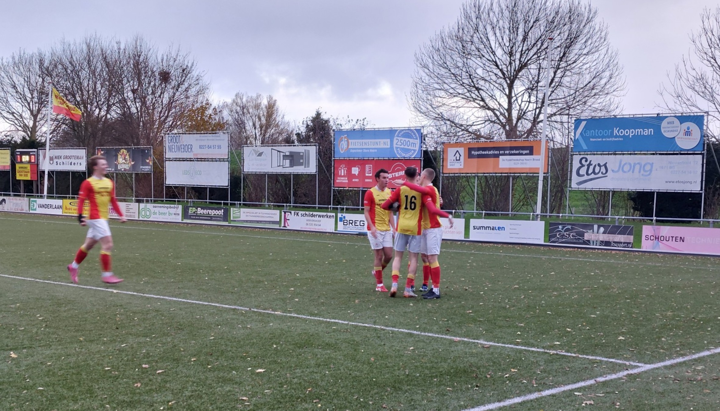 Strandvogels viert doelpunt tegen Hugo Boys