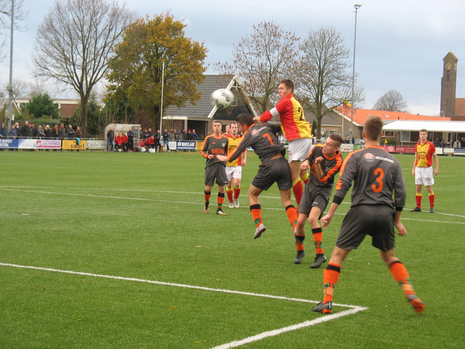 Strandvogels speelt thuis tegen Victoria O. tijdens een Westfries voetbalduel.