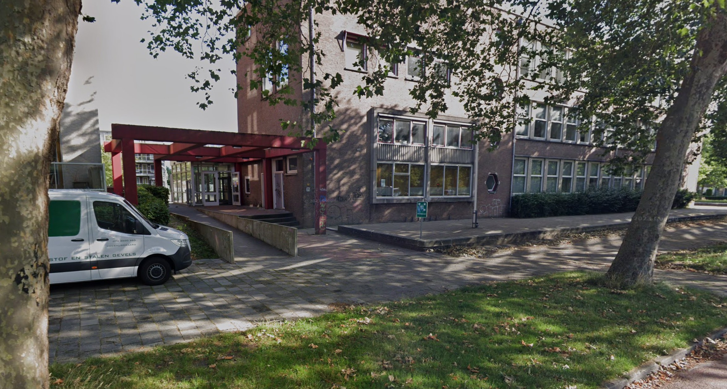 Bronzen beeld De Eenhoorn bij voormalige TSH in Hoorn