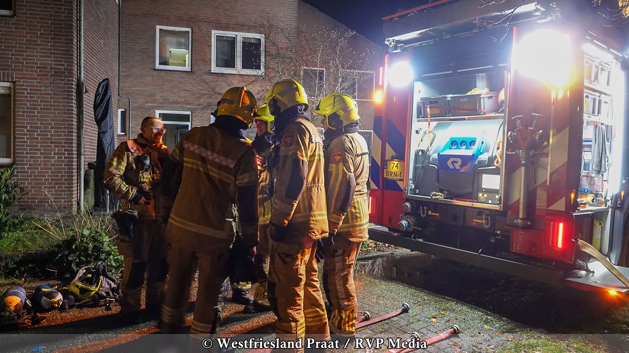 Brandweer bij woningbrand in Midwoud met rookschade