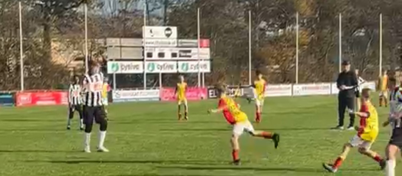 JO13-spelers van Strandvogels juichen na een doelpunt tegen FC Medemblik op het voetbalveld in Medemblik.