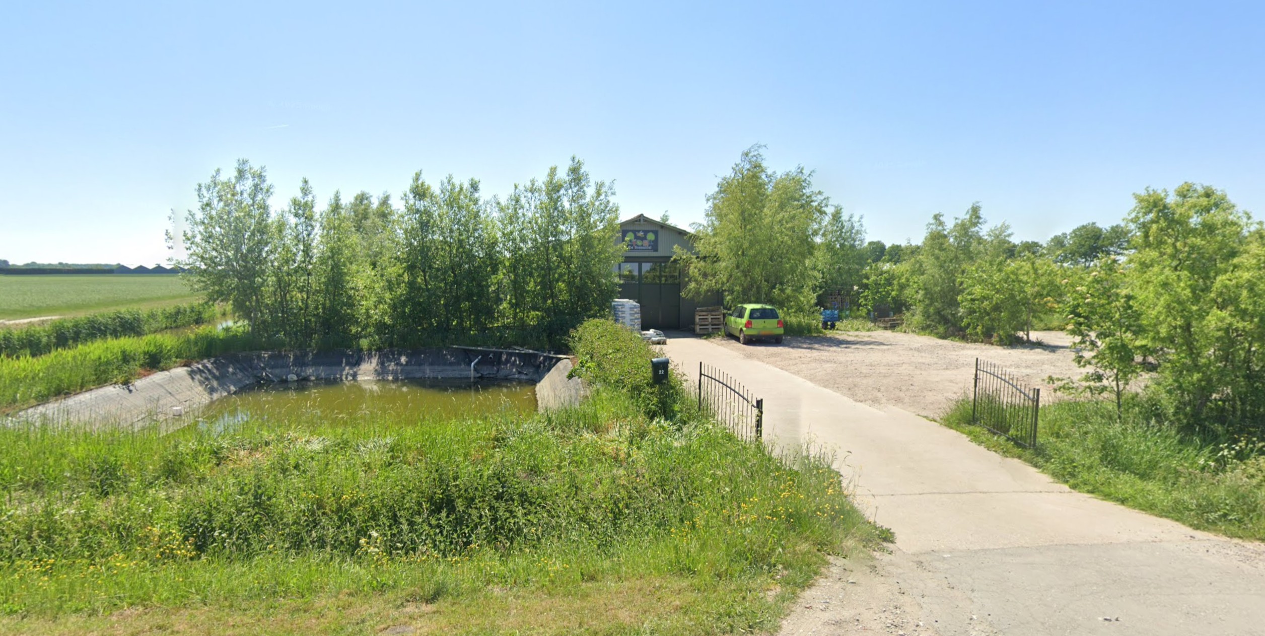 Luchtfoto van groen perceel voor aanleg voedselbos in Andijk
