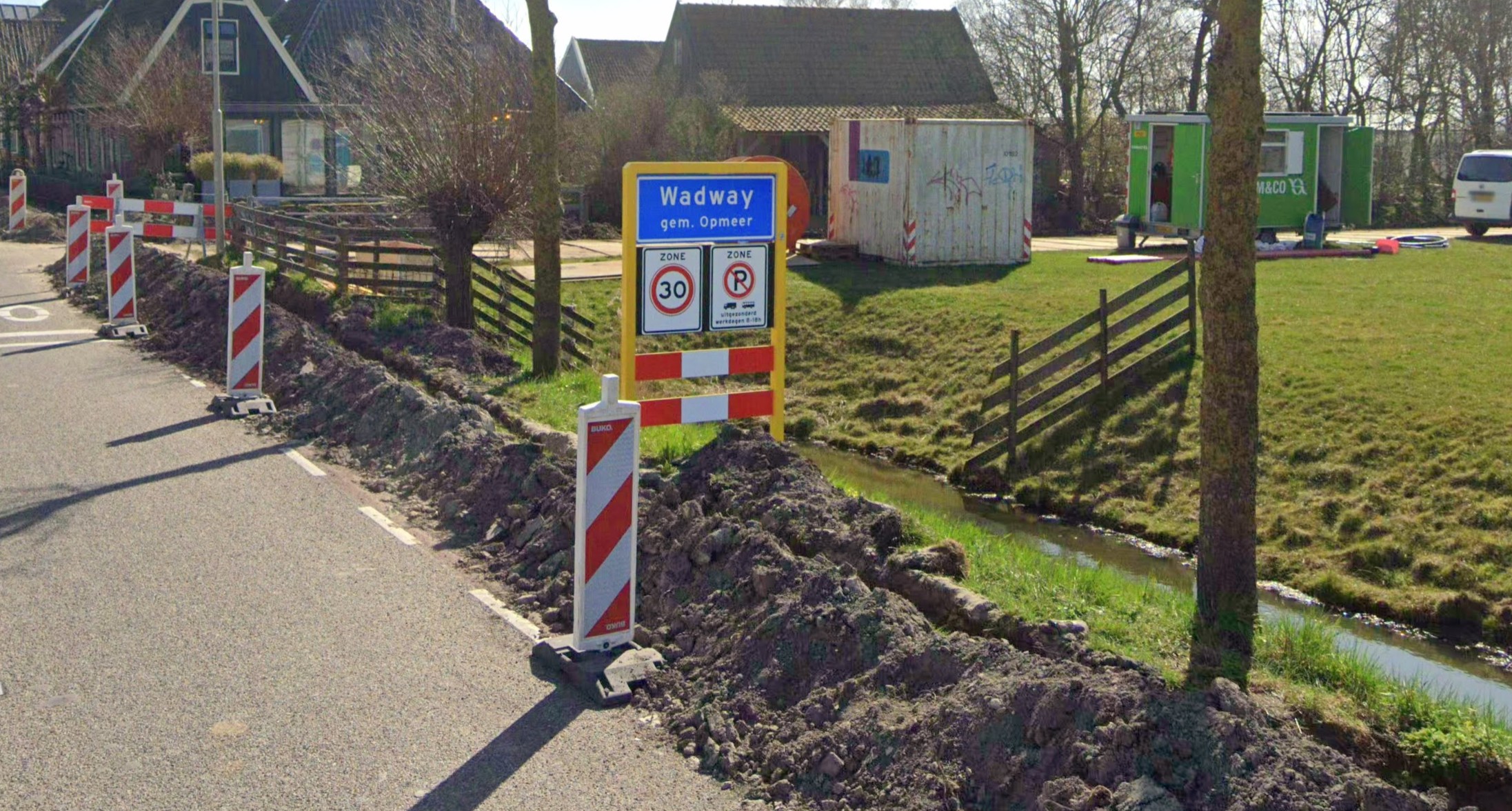 Blauw kombord Wadway bij Opmeer – het Westfries Genootschap vraagt Medemblik om de historische dorpsnaam ook aan haar zijde te herstellen.