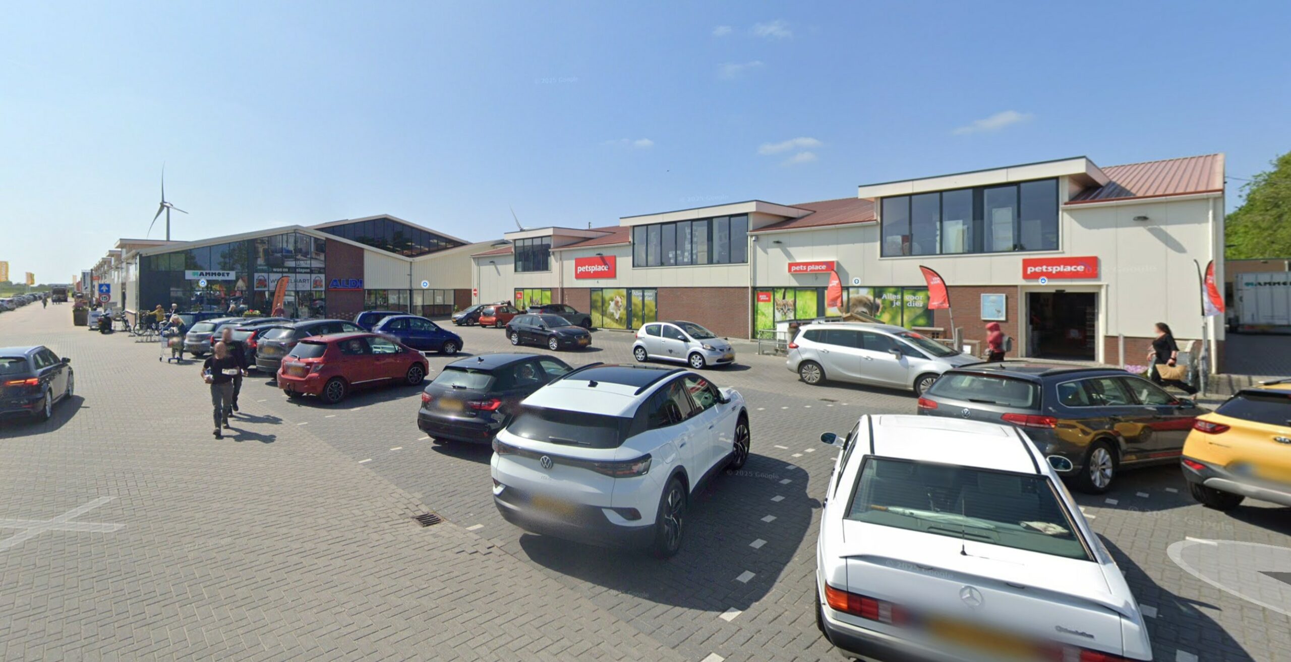 Overzicht van het winkelhart Zwaagdijk-Oost met wegen, winkels en verkeerssituatie.