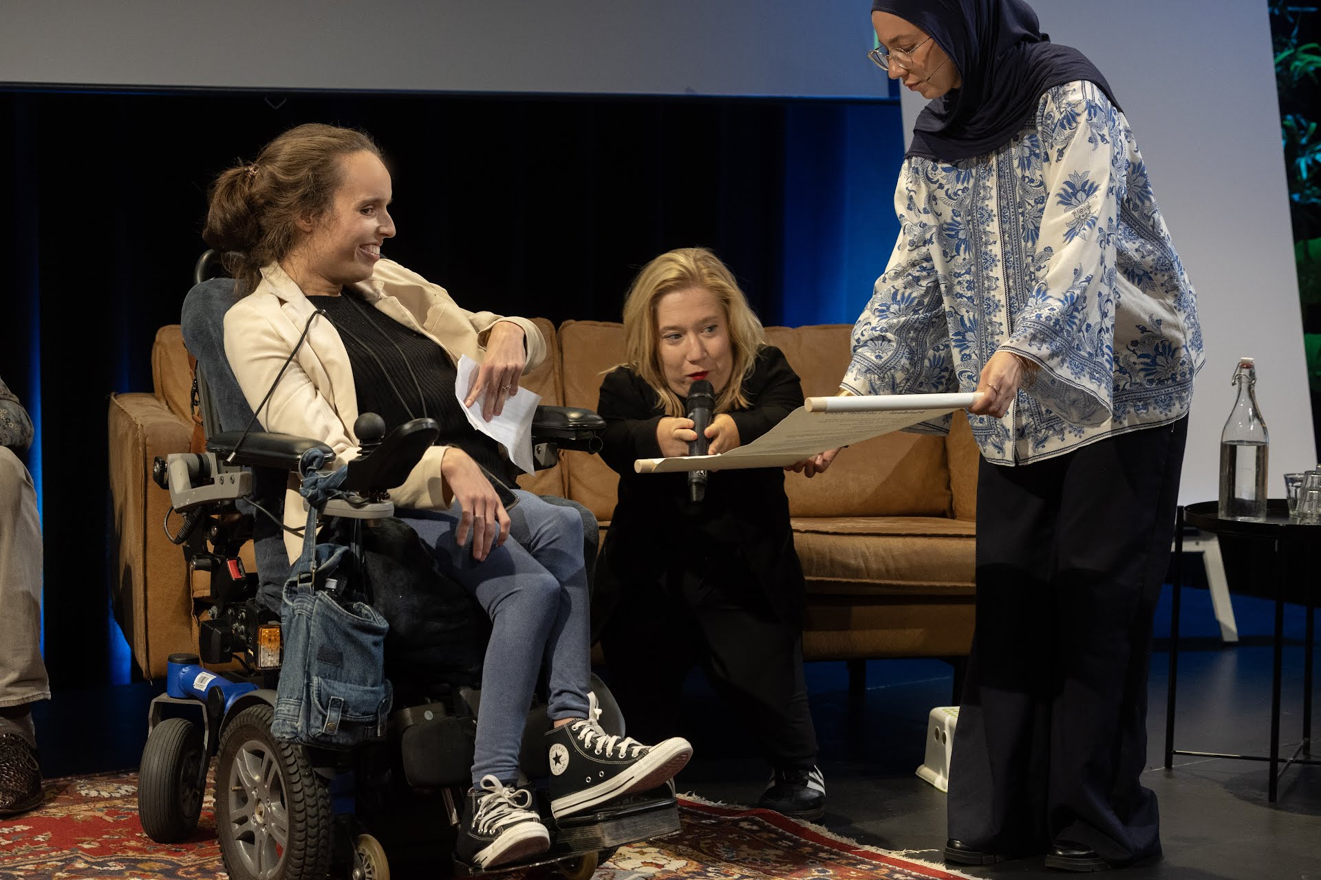 woordvoerders bieden manifest voor betaalbare zorg aan de Tweede Kamer