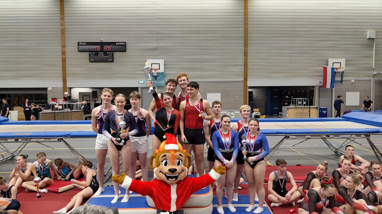 Team Triffis Alkmaar viert gouden medaille op NK teams trampolinespringen in Oss