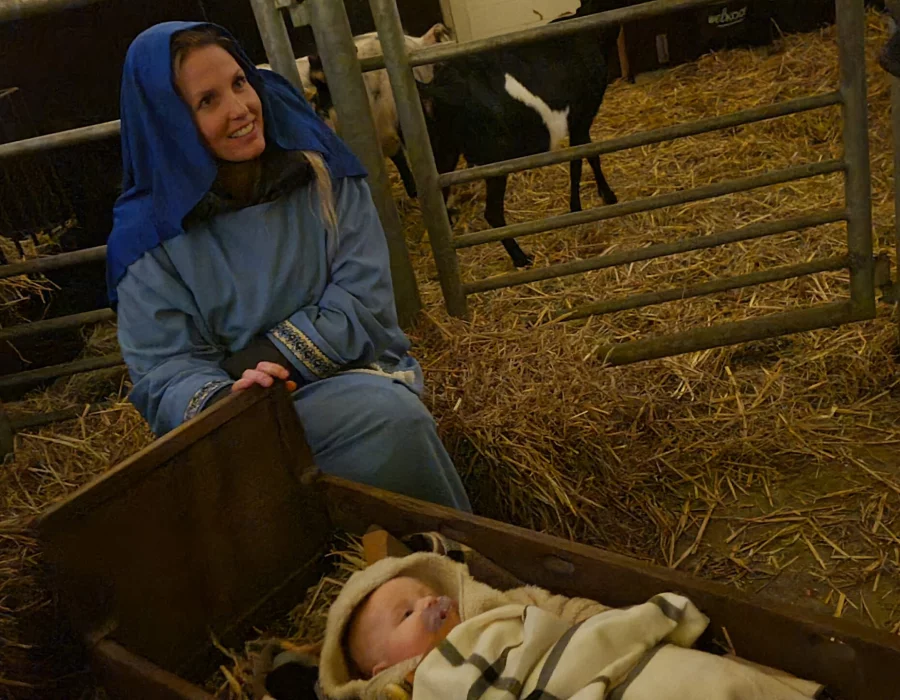 Levende kerststal bij Hertenkamp Enkhuizen met acteurs en dieren in de schemering