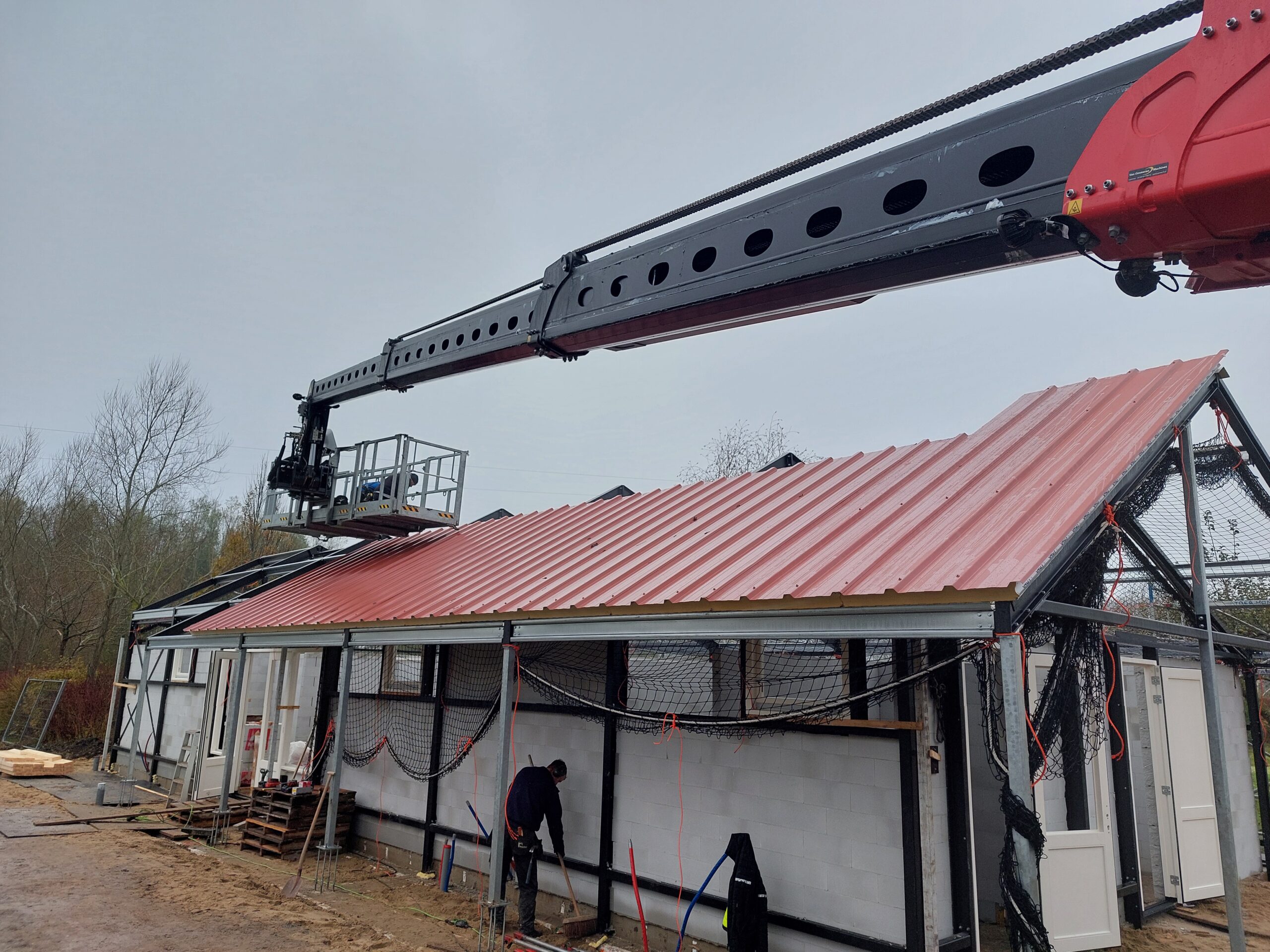 Sanitairgebouw De Gouwe Stek met geplaatste dakconstructie