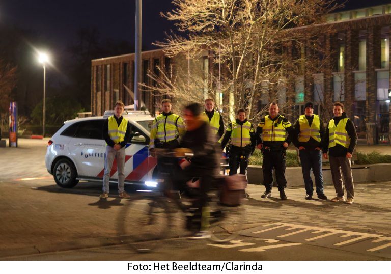 Jongerenadviesraad deelt fietslampjes uit tijdens fietsverlichting-controle in Hoogkarspel