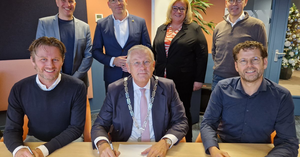 Burgemeester en aannemer tekenen contract voor energiezuinige appartementen in De Goorn