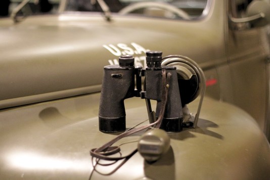 De twee helften van de verrekijker van de Lucky Lady herenigd in Oorlogsmuseum Medemblik.